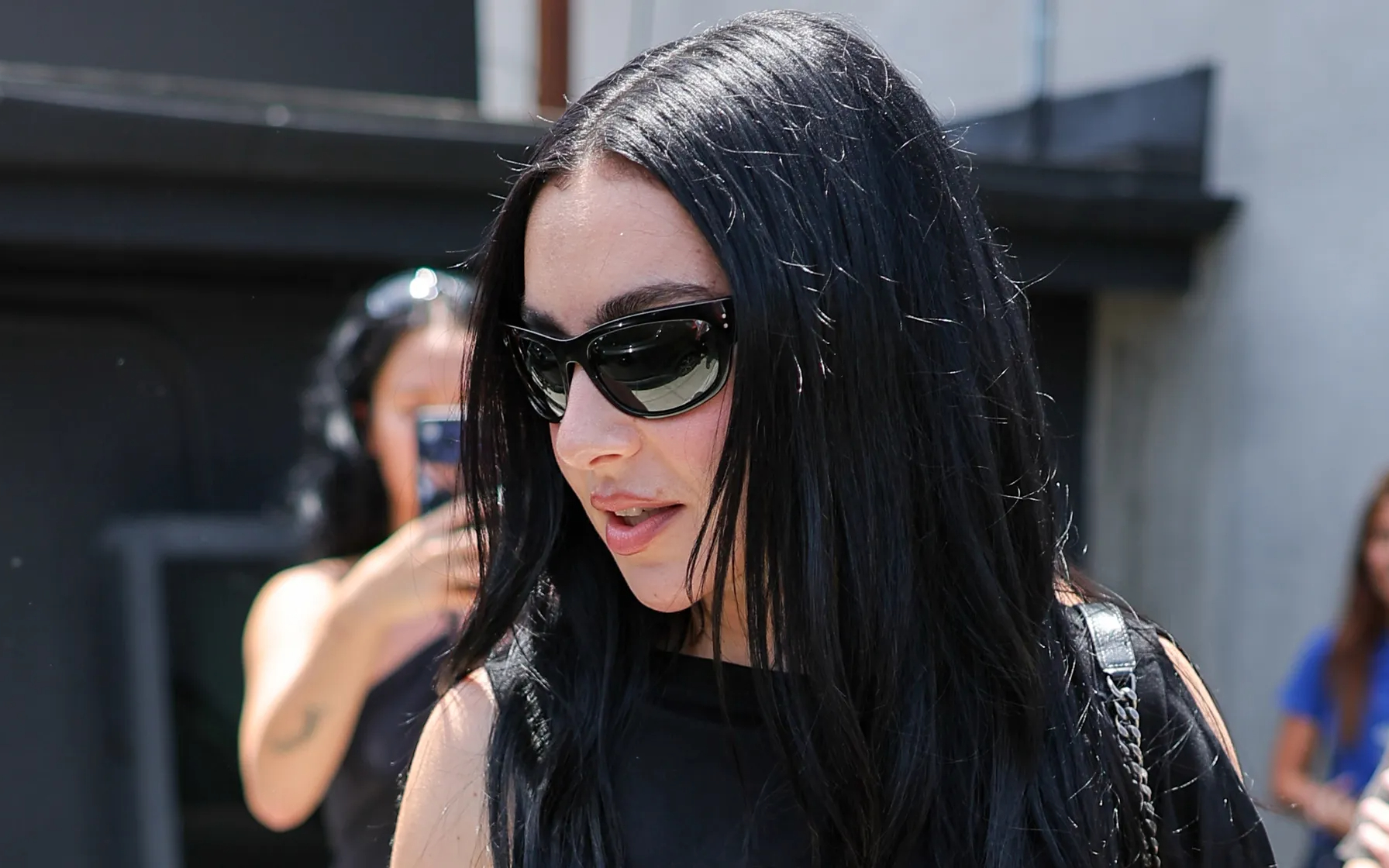 Charli XCX'ten Yeni Albüm ve Bir Sürpriz! - NRG Play