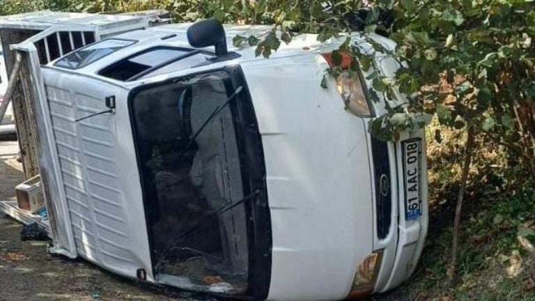 Giresun'da fındık işçilerini taşıyan kamyonet devrildi: 14 yaralı