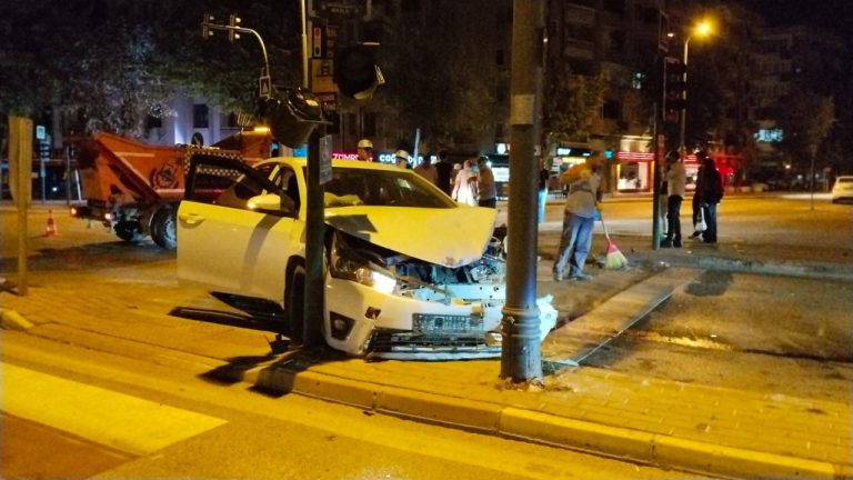 Bursa'da iki otomobil çarpıştı: 7 yaralı