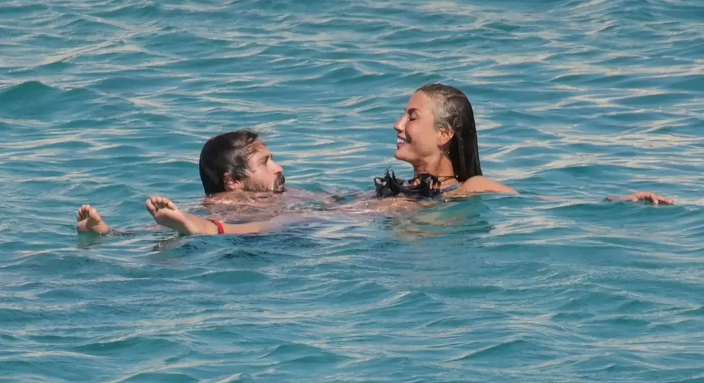 Çağla Şıkel ve genç sevgilisinin deniz romantizmi - Posta