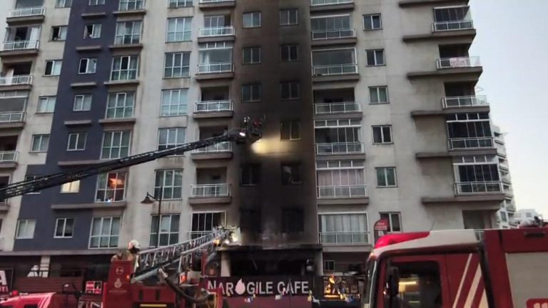 İstanbul'da kafede yangın