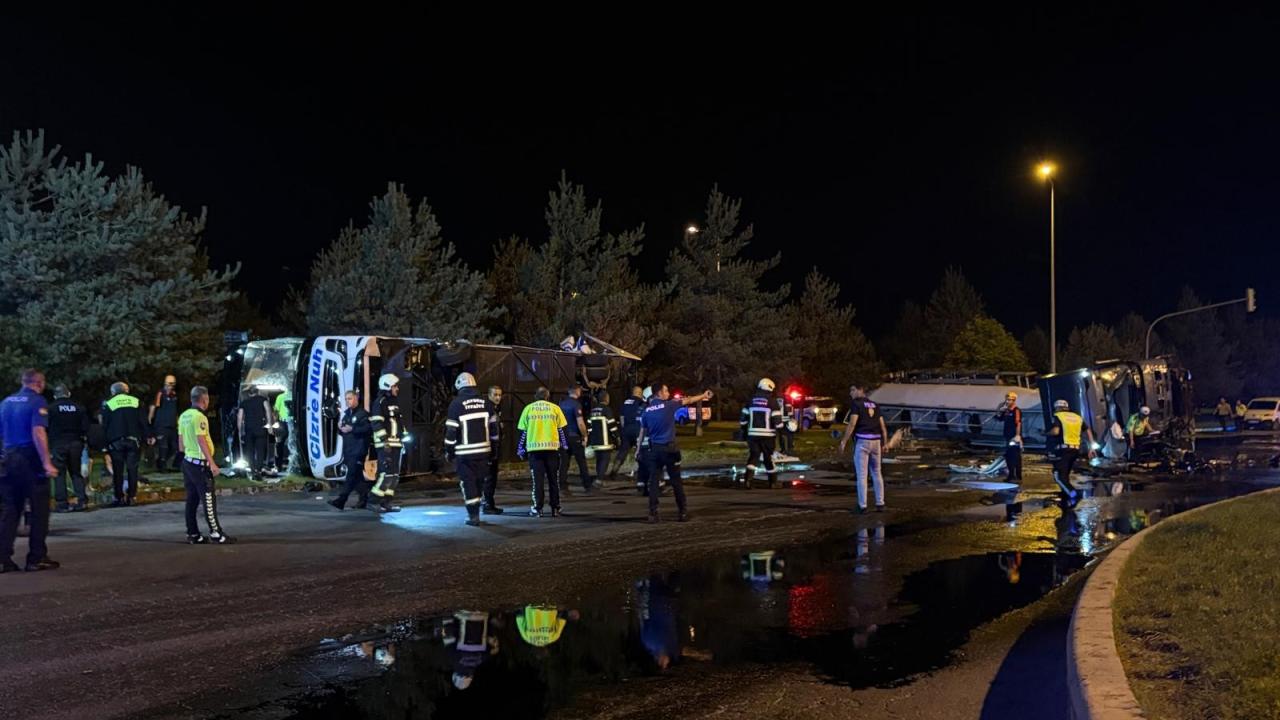 Yolcu otobüsü benzin tankeriyle çarpıştı: 2'si ağır 38 yaralı