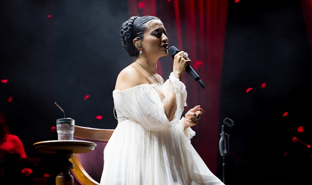 Melike Şahin Harbiye Açıkhava'da sahne aldı: Yeni albüm şarkılarıyla binlerce kişiye konser verdi - murekkephaber.com