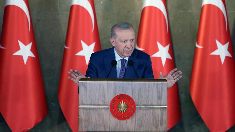 Cumhurbaşkanı Erdoğan: Türkiye Cumhuriyeti'ni de birilerinin lütfuyla değil, her evden bir yiğidi toprağa vererek kurduk