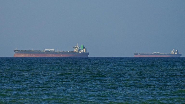 İranlı yetkili: Hürmüz Boğazı'nda vurulan gemilerden sızan petrol Umman Denizi'ne ilerliyor