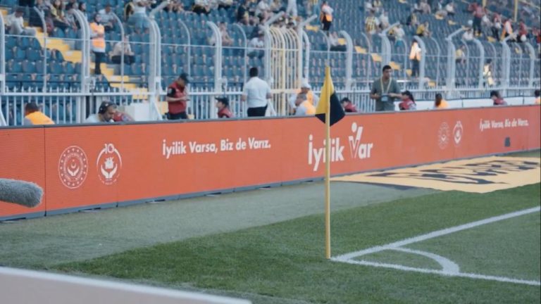 FenerbahçeBeşiktaş maçında 'İyilik Var Gönüllülük Platformu'nun tanıtımı yapıldı