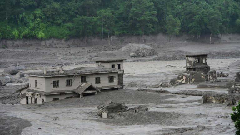 Nepal'deki selde hayatını kaybedenlerin sayısı 987'ye yükseldi