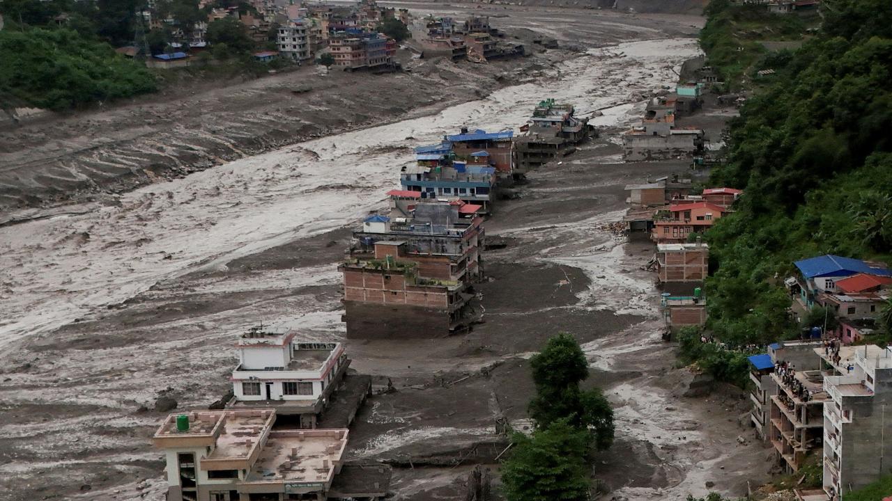Nepal'deki selde hayatını kaybedenlerin sayısı 1050'ye yükseldi
