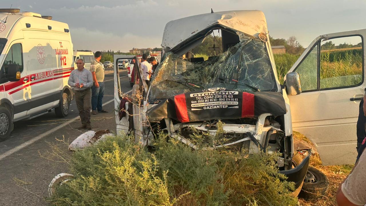 Şanlıurfa'da minibüs tahliye kanalına düştü: 15 yaralı