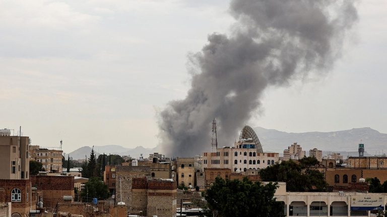 Yemen'de hükümet güçleriyle İran destekli Husiler arasındaki çatışmalar sürüyor