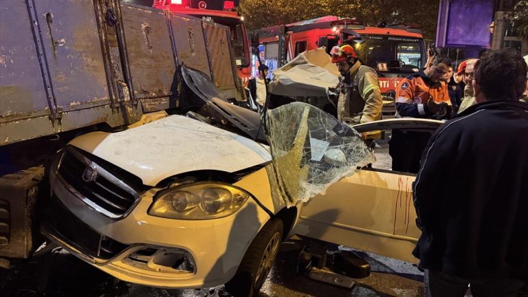 Beyoğlu'nda taksiye çarpan otomobil kamyonetin altına girdi: 3 yaralı