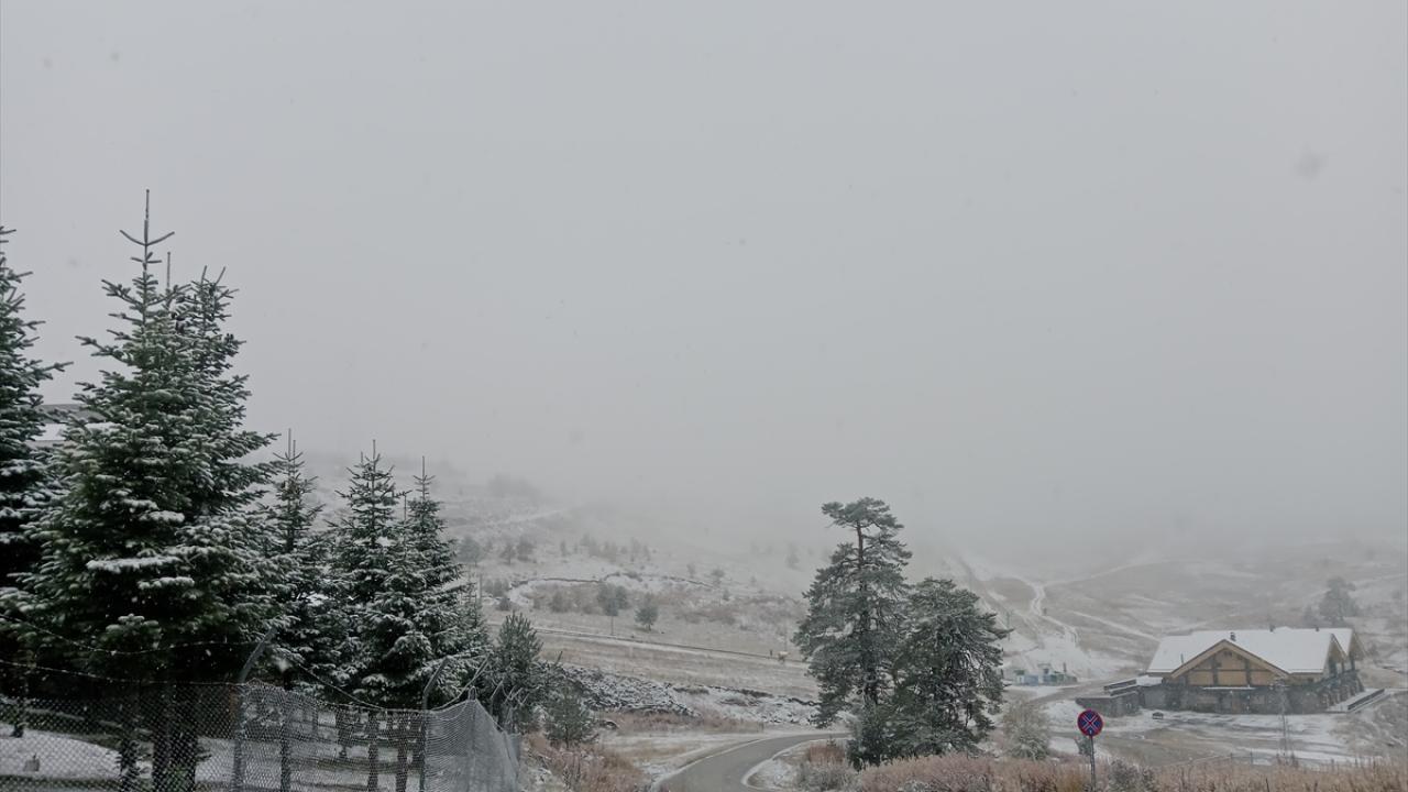 Bolu'nun yüksek kesimlerine kar yağdı