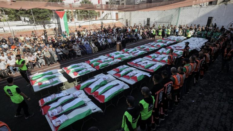 Gazze'de yaklaşık 3 yıl sonra enkazdan çıkarılan 75 Filistinlinin naaşı toprağa verildi