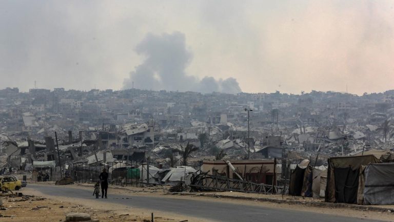 Katil İsrail'in Gazze Şeridi'ne düzenlediği saldırılarda 5 Filistinli hayatını kaybetti