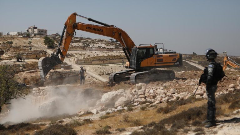 İşgalci İsrail Negev Çölü bölgesinde Filistinlilere ait 80 evi yıktı