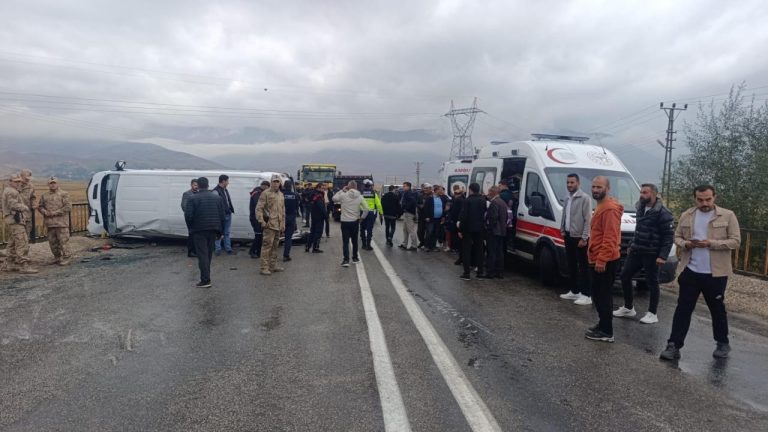 Yüksekovada öğrenci servisi devrildi: 10 yaralı