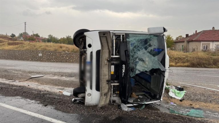 Kırıkkale'de işçileri taşıyan midibüs devrildi: 15 yaralı