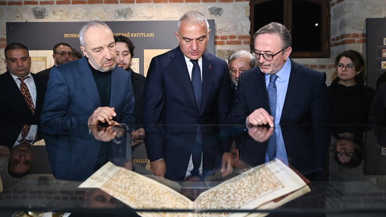 Kabe'de de yazısı bulunan hattat Özçay, el yazması mushafını TÜYEK'e bağışladı