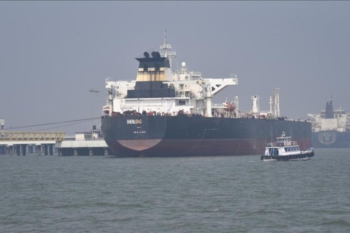 İran Devrim Muhafızları Ordusu: Hürmüz Boğazında bir süper tanker daha mayına çarptı
