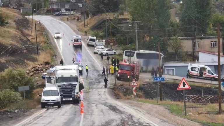 Şırnak'ta yolcu otobüsü ile tır çarpıştı: 1 ölü, 14 yaralı