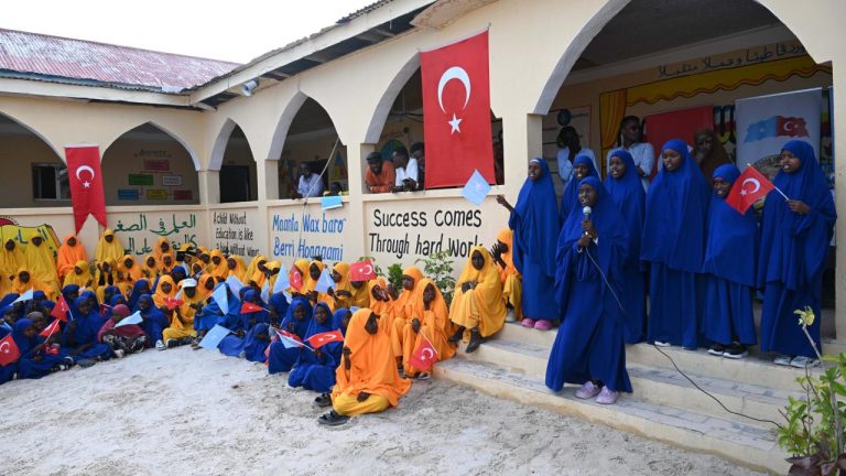 Türkiye'den Somali'de eğitime destek: Bir okulun derslikleri yenilendi