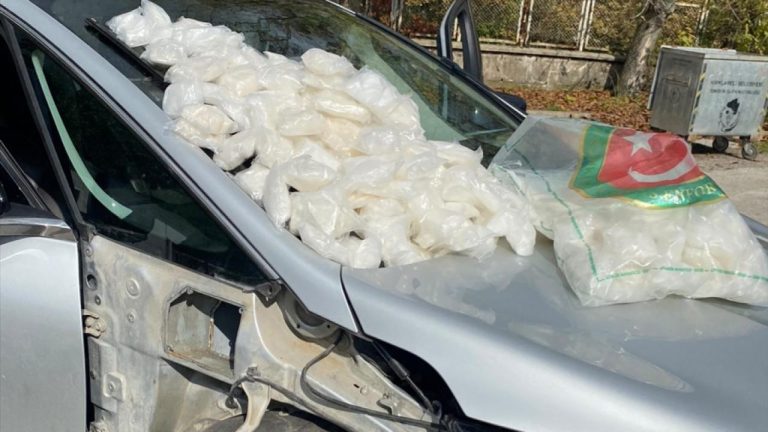 Otomobilin özel bölmesinden 40 kilo metamfetamin çıktı
